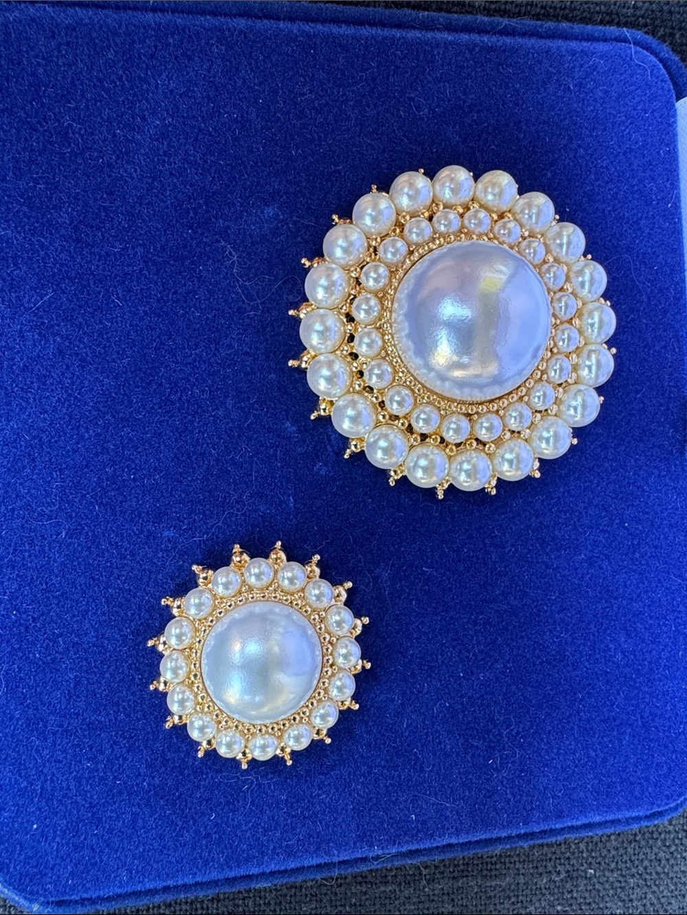 Gold-Tone Pearl Cluster Brooches in Ivory and Gold (Set of 2)